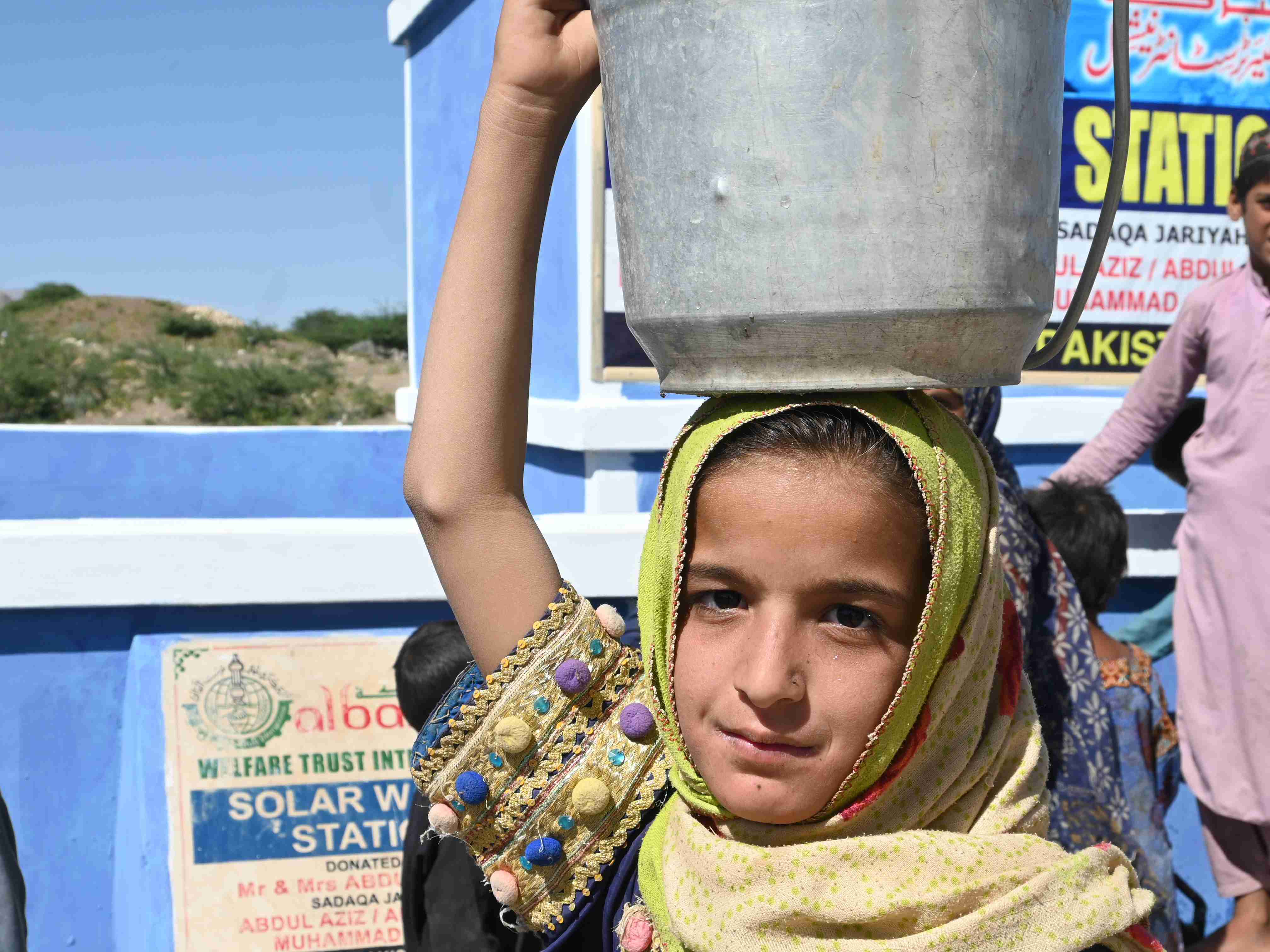 Child receiving food aid